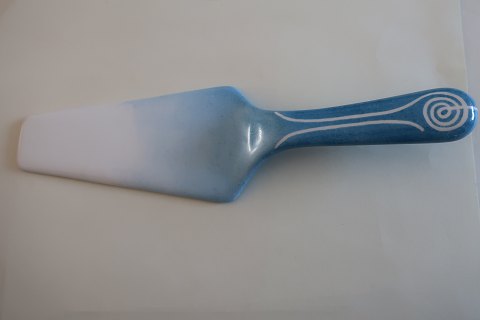 Kagespade af porcelæn
Håndmalet
L: 25cm
Flot stand