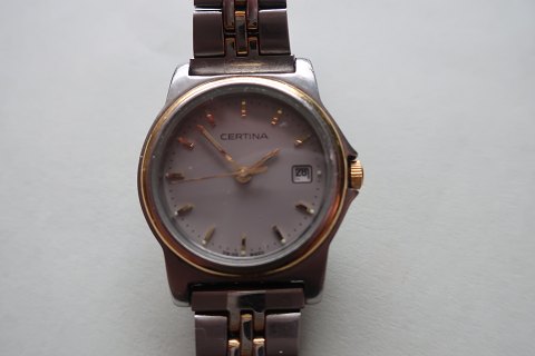 Vintage armbåndsur med urlænke
Med sekundviser og dato
Mærke: Certina, Schweiz, - traditionel god kvalitet
Diam: ca. 2,5cm
Glasset er helt
Uret fungerer