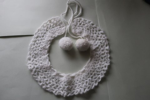 Barne krave, håndhæklet fra vores mormors/farmors/oldemors tid
Utrolig smuk, gammel krave fra dengang håndarbejde var en dyd
Indvendig diameter: ca. 8cm
God stand
Den viste krave er et eksempel,-vi har andre
Antikt, dansk linned og olmerdug er vor sp