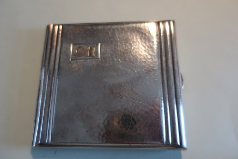 Cigaretetui 
Pletsølv
Hammerslået
"CH" på forsiden
Fra starten af 1900-tallet
Med indvendig inskription "Erna 16.9.36"
9cm x 7,5cm