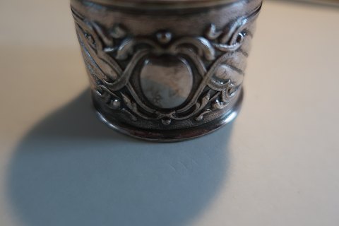 Smuk servietring sølv
Med initialer
Diam: 5cm  B: 3,5cm