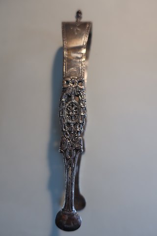 Antique sugar tongs, beautiful docoration, made of silverSilverr- and goldsmith Peter Petersen, Odense, Denmark, born about 1806With a stampL: 15,5cmW: 2,5cmIn a good condition