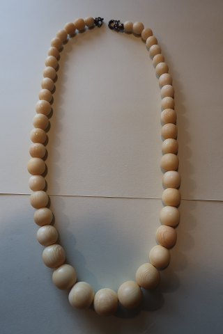 Old necklace made of bone
From Greenland
L: 40cm
In a very good condition