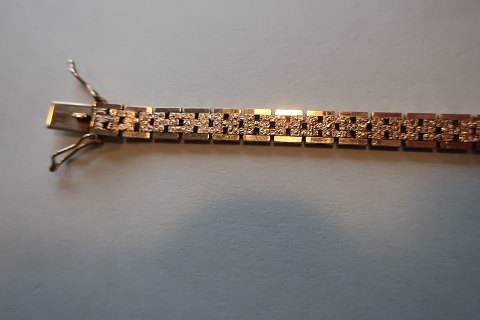 A rear bracelet of gold in a brick pattern
14 Karat, 5 rows
Decorated with a special ciselering/punchwork
Clasp with two safety catches too
L: 19,5cm
Stamp: ViGu 585
In a good condition