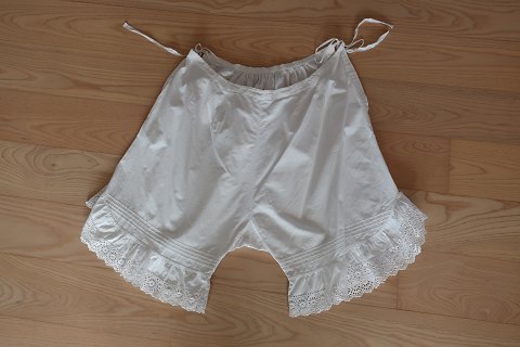 Gamle smukke gamle mamelukker med broderi
Smuk og spændende beklædning
God stand