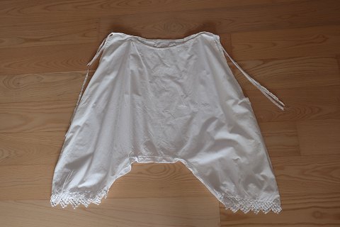 Good old pantalettes with borders made by hand and surprising details
Very beautiful and special
In a good condition