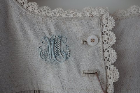Frauenhemd / Kleid aus Flachs gemacht
Ein antikes Frauenhemd mit hand gestickten Knopflöcher, handgestickten 
Initialien u.a.
Das antikke, dänishe Leinen und Barchent ist unser Sondergebiet