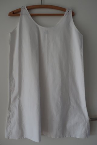 Frauenhemd / Kleid kurz ohne  Ärmel
Ein antikes Frauenhemd mit hand gestickten Knopflöcher und handgestickten 
InitialienDas antikke, dänishe Leinen und Barchent ist unser Sondergebiet