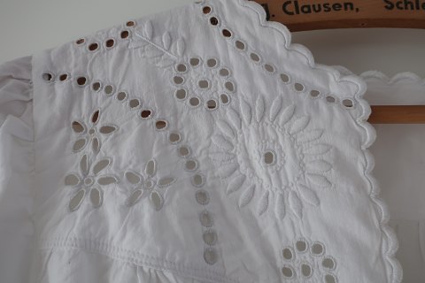 Frauenhemd / Kleid gemacht
Ein antikes Frauenhemd mit hand gestickten Knopflöcher, handgestickten 
Initialien u.a.
Das antikke, dänishe Leinen und Barchent ist unser Sondergebiet
