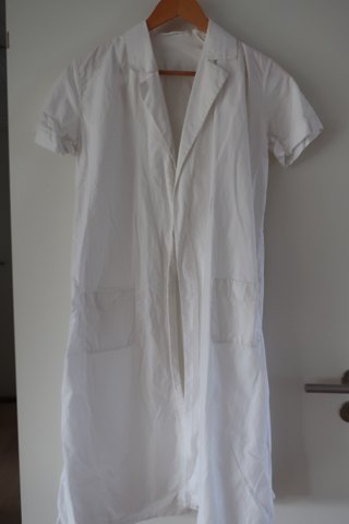 Altes Frauenhemd / Kleid kurz, kurze  Ärmel
Das antikke, dänishe Leinen und Barchent ist unser Sondergebiet, und wir haben 
immer eine grosse Auswahl von Frauenhemden, Babykleider, Küchentücher, 
Tischtücher, Mundservietten u.a.