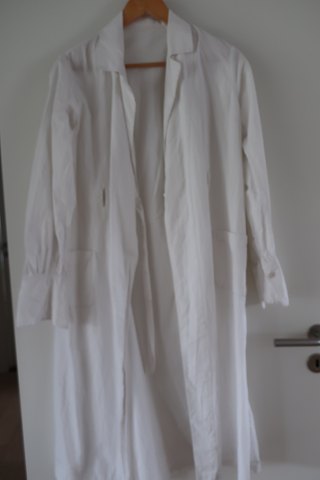 Altes Frauenhemd / Kleid kurz, lange Ärmel
Das antikke, dänishe Leinen und Barchent ist unser Sondergebiet, und wir haben 
immer eine grosse Auswahl von Frauenhemden, Babykleider, Küchentücher, 
Tischtücher, Mundservietten u.a.