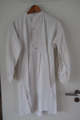 Hemd / Kleid aus Flachs gemacht, mit lange Ärmel
Ein antikes Frauenhemd mit hand gestickten Knopflöcher, handgestickten 
Initialien u.a.
Das antikke, dänishe Leinen und Barchent ist unser Sondergebiet