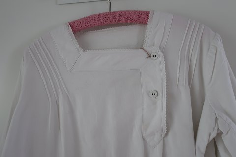 Særk / kjole / natskjorte af flonel
Antik særk med lange ærmer
Særken er med særlig asymetrisk lukning samt smukke detaljer.
Flonelstoffet gør den vidunderlig at have på
Dette er vores speciale