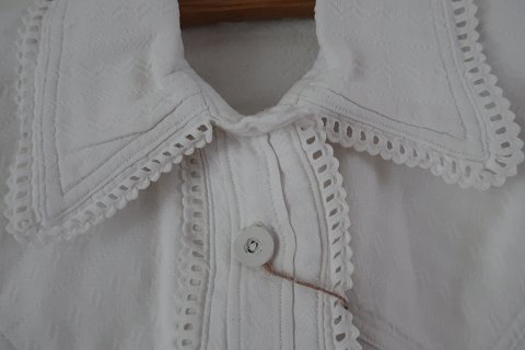 Skjorte / Særk, kort, af flonel med struktur
Antik skjorte / særk med 3/4 ærmer.
Særken er med dekorative smukke detaljer.
Flonelstoffet gør den vidunderlig at have på
Bemærk: Plet og små reparationer
Dette er vores speciale