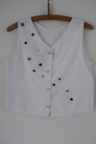 Goldli-Design:
Schöne alte Bluse ohne Ärmel
Re-Designed von Goldli-Design mit Knöpfe
Eine schöne unika Bekleidung
Das antikke, dänishe Leinen und Barchent ist unser Sondergebiet