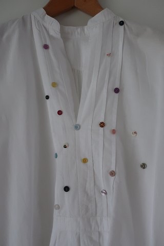 Goldli-Design:
Good old dress with long sleeves
Up-styled by Goldli-Design
Very beautiful and special unique dress
The antique, Danish linen and fustian is our speciality and we always have a 
large choice of tea towels, table clothes, napkin, clothes