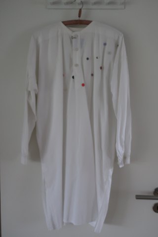 Goldli-Design:
Schöne alte Frauenhemd / Kleid mit lange Ärmel
Re-Designed by Goldli mit Knöpfe
Eine schöne unika Bekleidung
Das antikke, dänishe Leinen und Barchent ist unser Sondergebiet