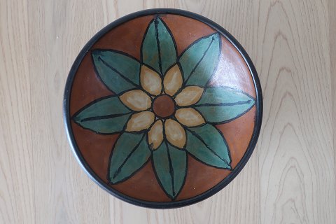 Eine grosse Schale
Unika 
Keramik von Hildegon, die berühmte Keramikerin aus der Insel, Als, in 
Südjütland
Durchmesser: 30cm
H:10cm
Eingeritzt: Hildegon Als
In sehr gutem Stande
Die Keramik der Hildegon ist sehr begehrt