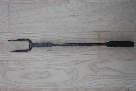 Eine antike Gabel
Handgeschmidet aus Eisen
Perfekt beim Grill und noch besser beim Feuer
L: 58,5cm
Um 1850
In gutem Zustand
