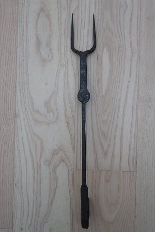 Antik stege gaffel
Perfekt ved grillen, og endnu bedre ved bålet
L: 45cm
Fra ca 1850