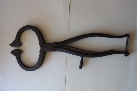 Antik kandistang/sukkertang
Håndsmedet i jern
L: 27cm
Fra ca. 1850