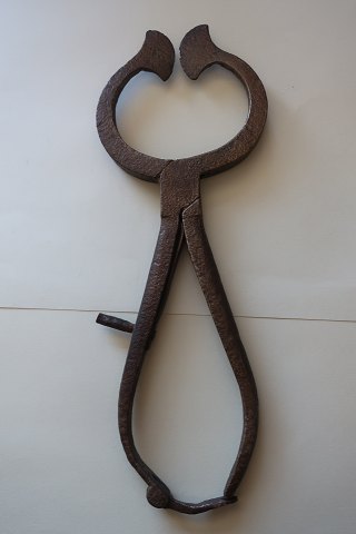 Antik kandistang/sukkertang
Håndsmedet i jern
L: 20cm
Fra ca. 1850