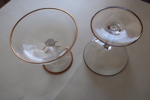 Likørglas med guldkant på både kummen og foden
Der er smukt mønter i  bunden af glasset
Fra 1950-erne
Haves: 8 stk.
Pris pr. stk: DKK 25,- 
Pris for alle 8 glas samlet: DKK 145,-
Sælges helst samlet