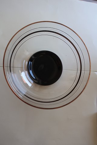 Goldgestreift und mit schwartzen und weissen Streifen und mit schwarzem Boden
Aus den 1950-Jahren
Durchm: 17,5cm
H: 8cm
In gutem Zustand