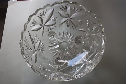 Beautiful old bowl made of glass with 3 legs
Diam: 17cm
H: 9cm
From the 1900-years
In a good condition