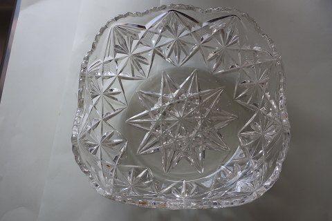 Smuk gammel firkantet glasskål
Diam: 17cm
H: 8cm
Fra 1900-tallet