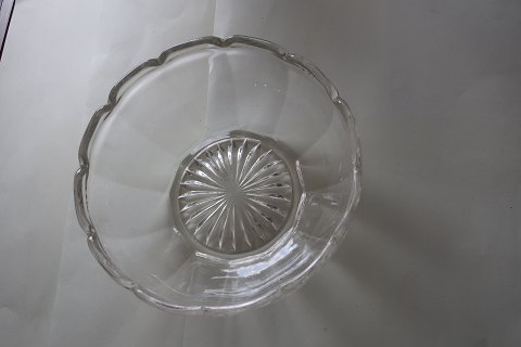Smuk gammel glasskål
Diam: 15cm
H: 6,5cm
Fra 1900-tallet