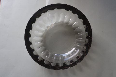 Orrefors
Eine schöne alte Schale aus Rauchglas
Mit Oliv-Schleifen
Diam: 15cm
H: 4,5cm
Der Rand ist dick: 1,5cm
In gutem Zustand