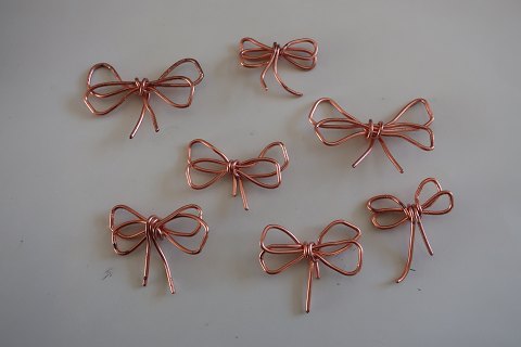 Decorations for the table
Bows made by hand
Unika, there are only these
2 types: 1 type for decoration of the table and 1 type for the decoration of 
the glasses
Design: P.H. Jensen, Denmark
We have: About 50 bows in total
In a good condition