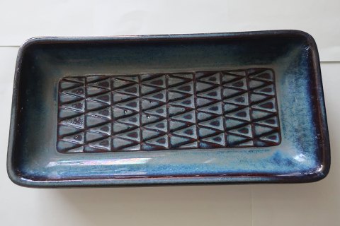 Søholm aflang lille skål/fad
Indskription: 
Søholm Denmark Stentøj
Design: Einar Johansen
Nr.: 3338
Stemplet
Fra 1960