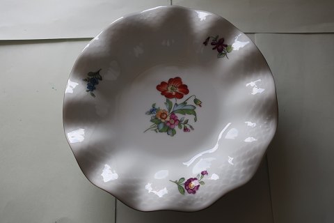 Royal Copenhagen (RC)
Af porcelæn
Lille skål m/bølgekant og guldkant
1. sortering
Diam: 17,5cm