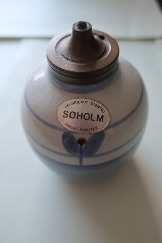 Søholm oil-lamp
Søholm højbrændt stentøj, Denmark, Dansk kvalitet (Quality from Denmark)
Stamped
From the 1960-Years
H: 8 cm
B: 7 cm
In a good condition