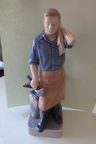 Royal Copenhagen (RC) Figur
Schmied
Nr.: 4502
Design.: J.M.Nissen
1. Wahl
H: 23cm
In gutem Zustand