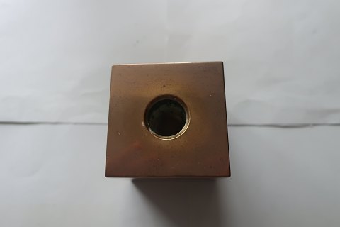 Smuk unika lysestage kvadratisk i massiv messing
Håndlavet
Design: P. H. J., København, Danmark
6cm x 6 cm x 6cm
Vægt: 1.626 gram
Fra 1950