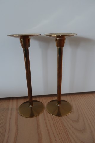2 smukkke unika lysestager i massiv messing
Håndlavet
Design: P. H. J., København, Danmark
H: 20,5cm
Vægt: 884 gram
Fra 1950