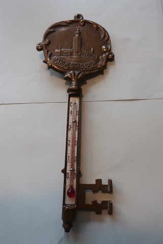 Ein altes Thermometer aus Kupfer wie ein Schüssel geformt
L: 20cm
Gewicht: 213gram
Dekorationen: Illustrationen von Stockholms Standhus og Stockholms Slott
Tekst an der Forder Seite: STHLM STANDHUS 
Tekst an der hinten Seite: STOCKHOLMS SLOTT
Stempe