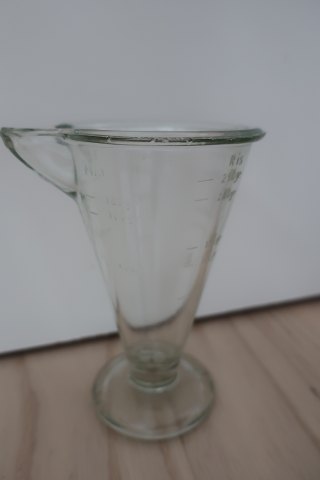 A good old tool for measuremente in the kitchen
Made of heavy glass
Measurements is in gram, liter, deciliter for i.e. sugar, rice, flour, 
oatmeal/porridge oats, i.e. 250 gram or 75gram
H: 16,5
In a very good condition