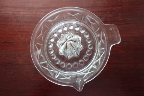 Eine alte Zitronenpressen aus Glas gemacht
Mit schöne Dekorationen
Ein von den alten guten Zitronenpressen, die sehr gut funktionieren
Durchm.: 12,5cm
In gutem Zustand