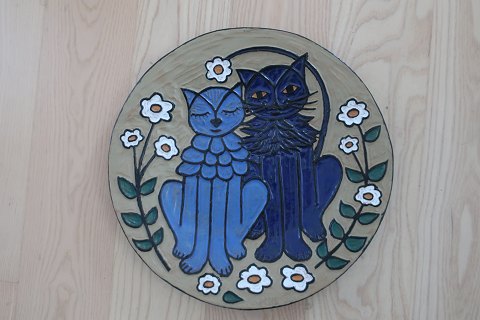 A rear dish, pottery made by Hildegon, the well known potter from the island Als 
in Southern Jutland
Diam: 36,5cm
Signatur: Hildegon Als
Prepared for hanging
In a very good condition
The pottery from Hildegon is sought after