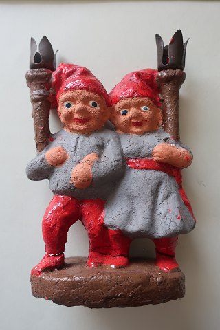 2 gamle lysestager i form af nissefar og nissemor med lysetager som fakler 
(lavet af metal)
Gips og håndmalede
H: 9,5cm, (11cm inkl. fakkel)
B: 8cm 
Fra 1940-1950