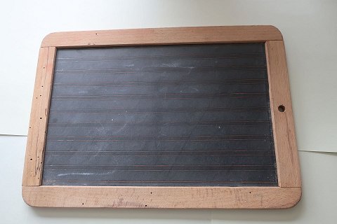Eine alte Schule-Tafel aus Schiefer mit Rahmen aus Holz