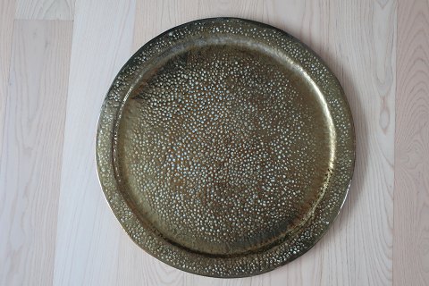 Smuk gammel stor messing bakke / messingplade til bord
Kan hænges på væggen, stilles på bordet eller selv danne bord med selvvalgte 
ben/stativ, - og den er også med stearinlys på
Diam: 53cm  
Hammerslået i hånden
Fra midt i 1900