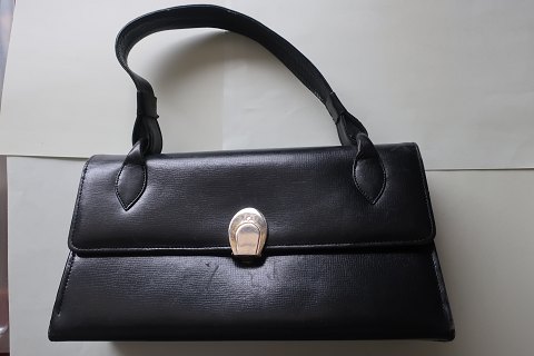 Bag black with a good closing possibility
Inside pockets
L: 23cm
H: 12,5cm
W bottom: 27,5cm
In a good condiion