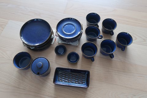 Søholm Blue Granit cups and plates etc.
6x cups (nr. 1829)
6x saucer
6 x tea plate
2 x little bowl
1 x Jam bowl with a lid with a hole for the spoon (nr. 1833)
1 x little bowl (nr. 1828)
1 x little dish (3338)
Søholm Denmark Stentøj
Design: Einar