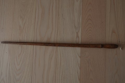 Ein antiker Elle-Mass-Stab
Der Massstab ist aus Holz 8-Eckig
Sehr decorativ, sehr gut gemacht
Um 1820
L: inkl. Hänkel: 67cm
In gutem Zustand