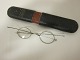 Briller inkl. etui
Gamle briller med etui påtrykt: A. Petersen, 
Uhrmager & Optiker, Nordborg
